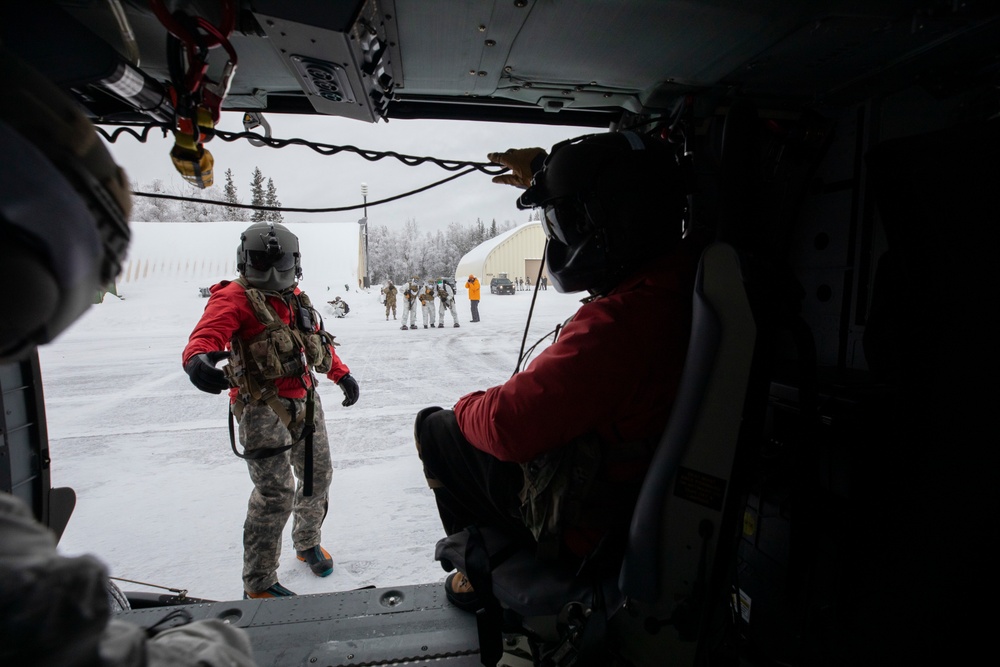 Alaska Army Guard aviators train with Special Tactics Airmen