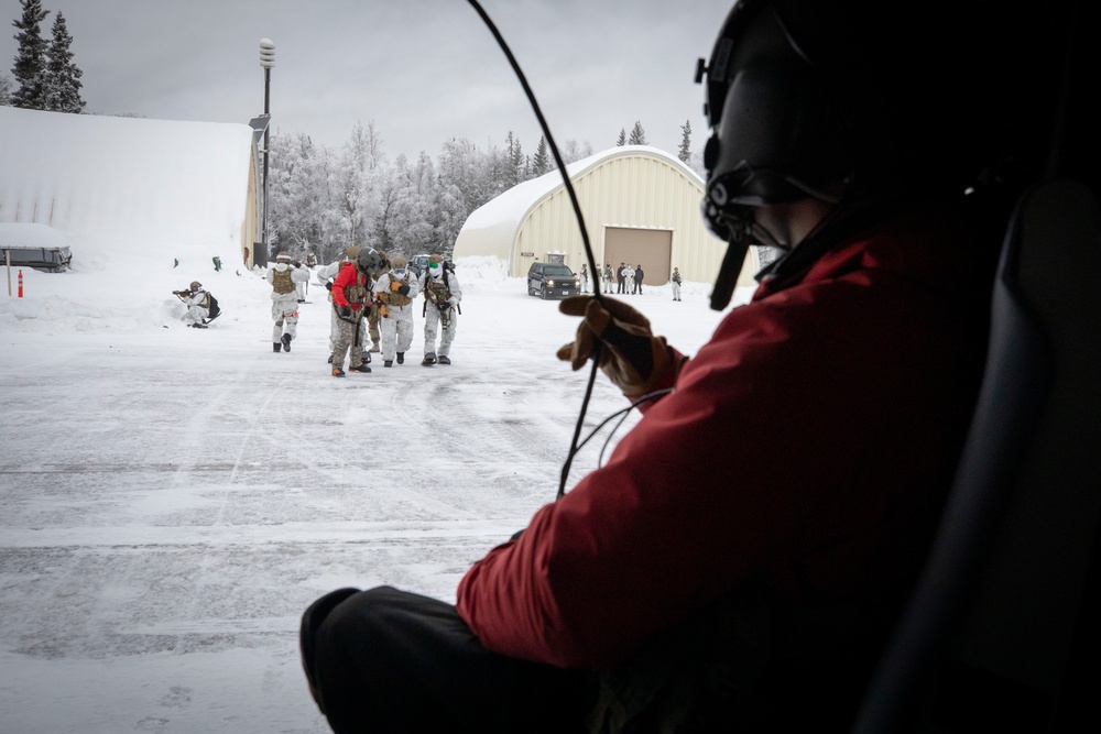 Alaska Army Guard aviators train with Special Tactics Airmen