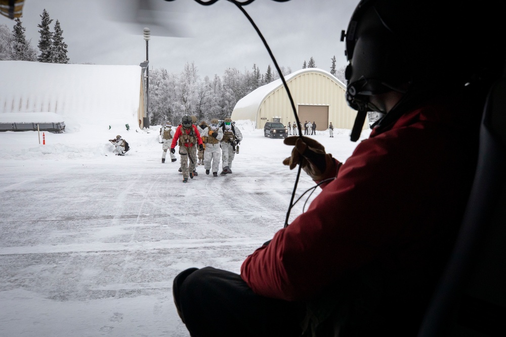 Alaska Army Guard aviators train with Special Tactics Airmen