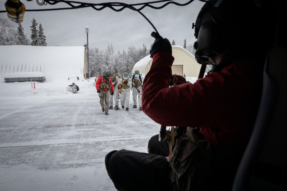 Alaska Army Guard aviators train with Special Tactics Airmen