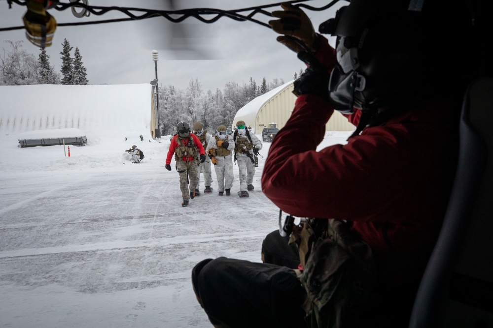 Alaska Army Guard aviators train with Special Tactics Airmen