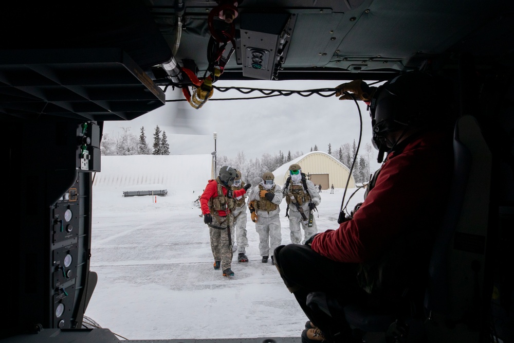 Alaska Army Guard aviators train with Special Tactics Airmen