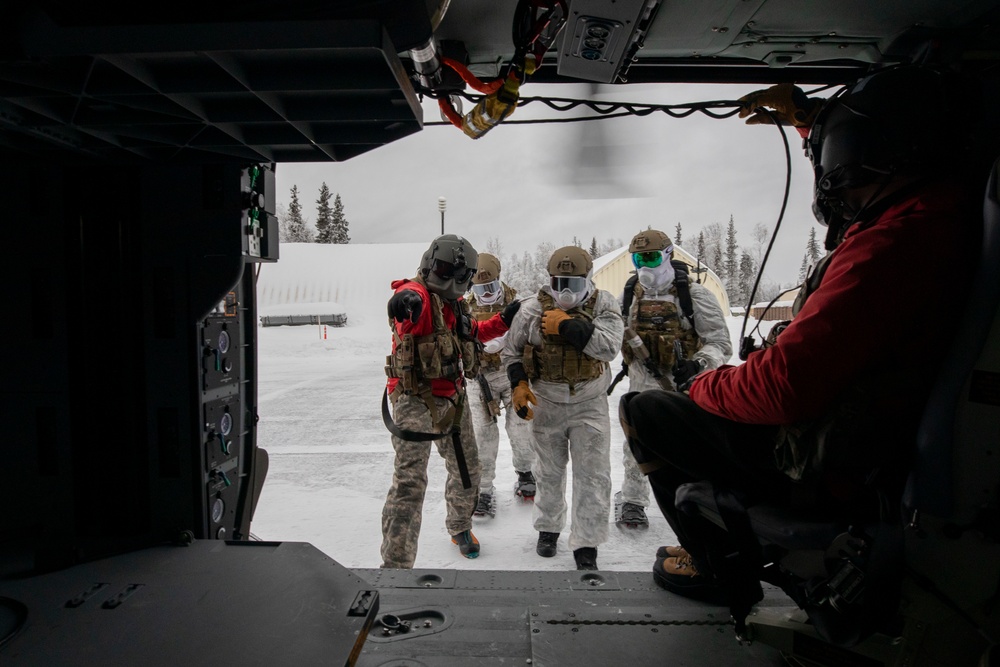 Alaska Army Guard aviators train with Special Tactics Airmen