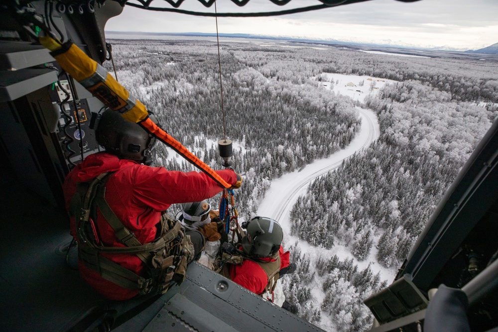 Alaska Army Guard aviators train with Special Tactics Airmen