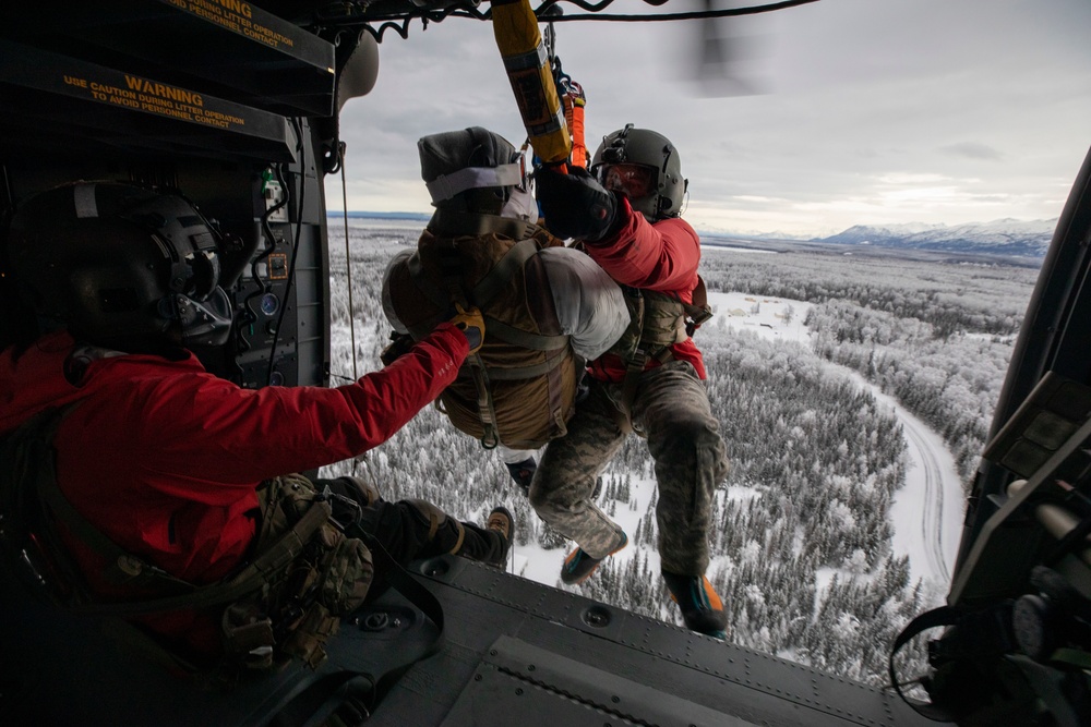 Alaska Army Guard aviators train with Special Tactics Airmen