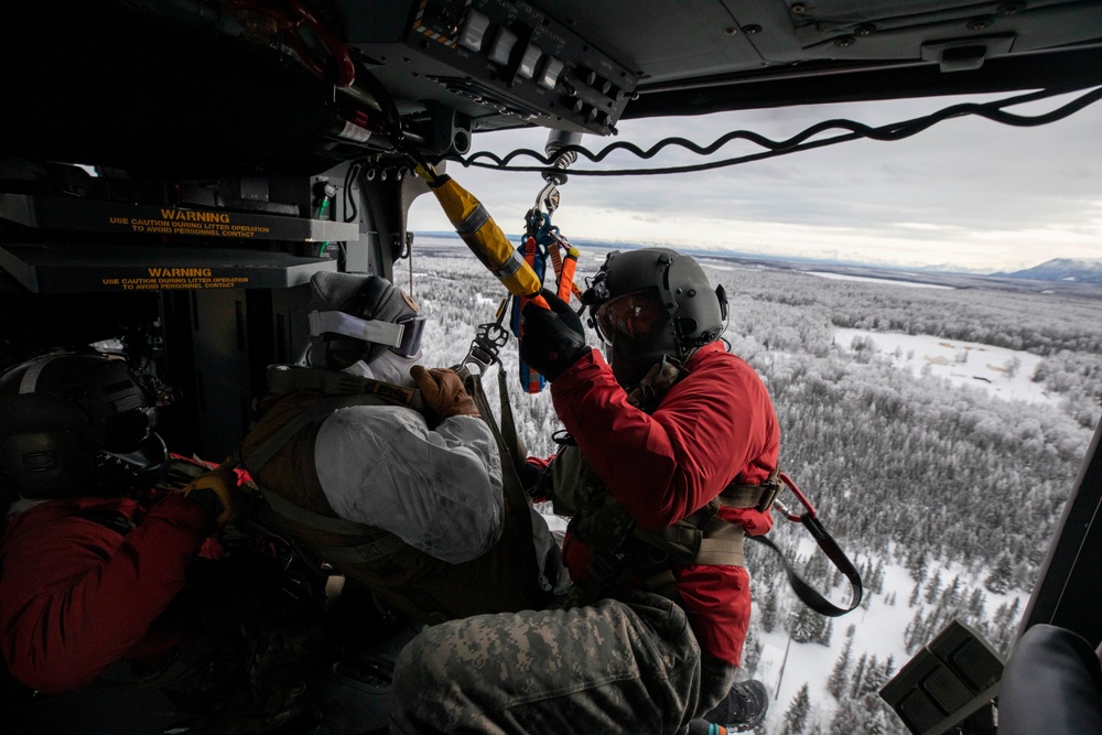 Alaska Army Guard aviators train with Special Tactics Airmen