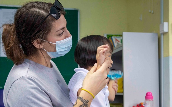 Makin Island Sailors and Marines visit local Singapore School