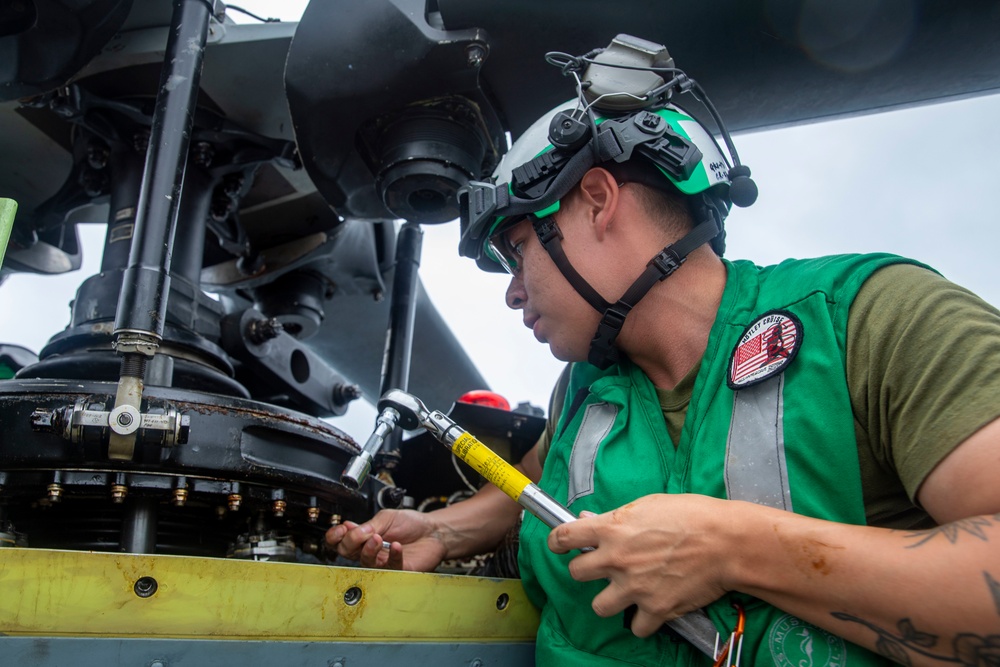 13th MEU VMM 362 Flight Line Maintenance aboard USS Anchorage