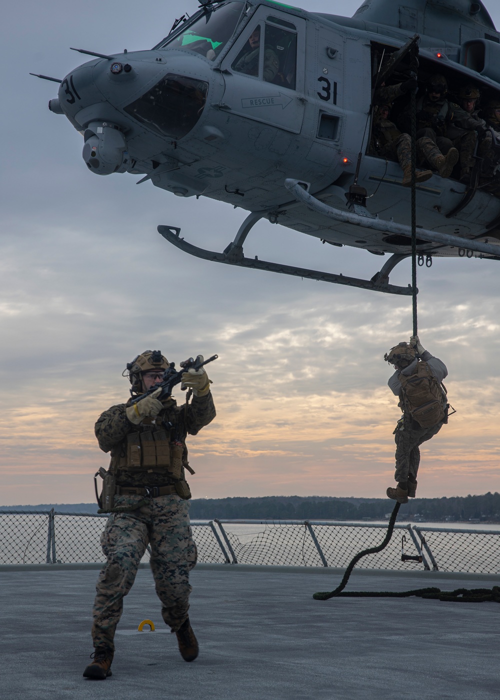 26th MEU conducts fast rope familiarization during VBSS course