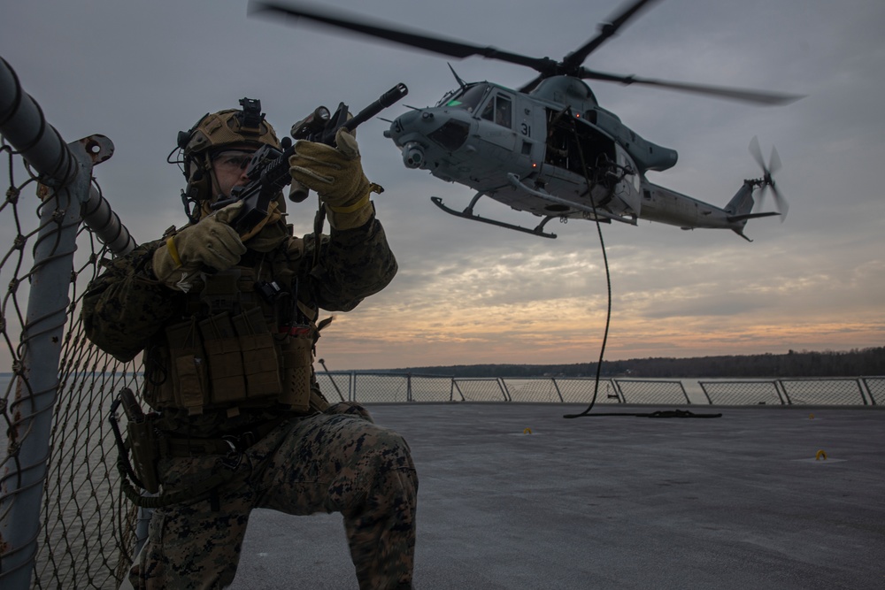 26th MEU conducts fast rope familiarization during VBSS training