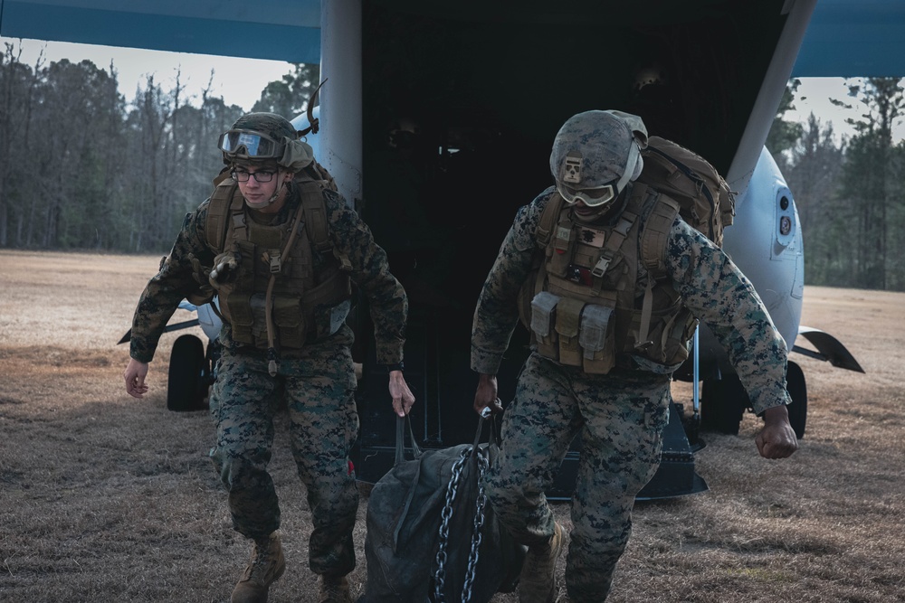 26th MEU’s Golden Eagles and Logistics Combat Element execute Helicopter Support Training