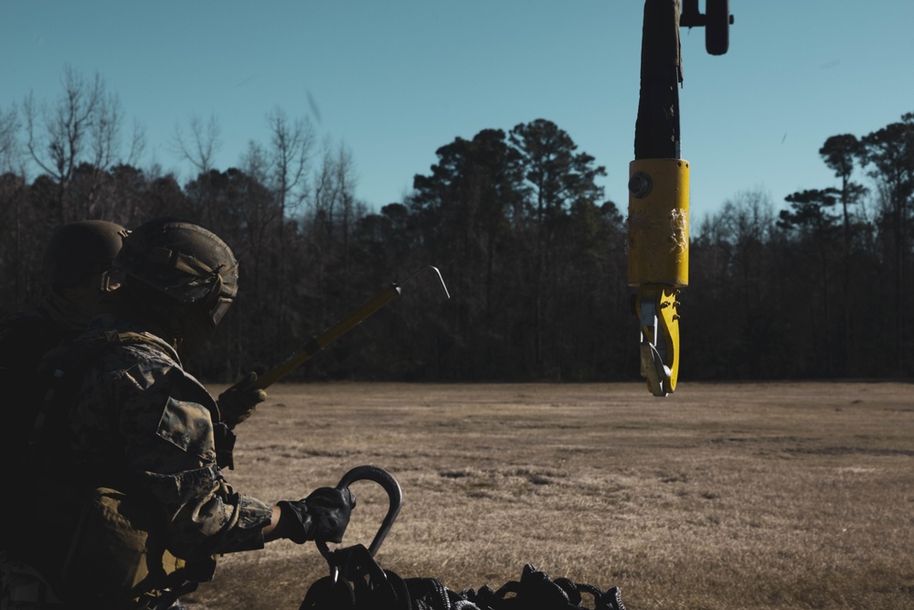 26th MEU’s Golden Eagles and Logistics Combat Element execute Helicopter Support Training