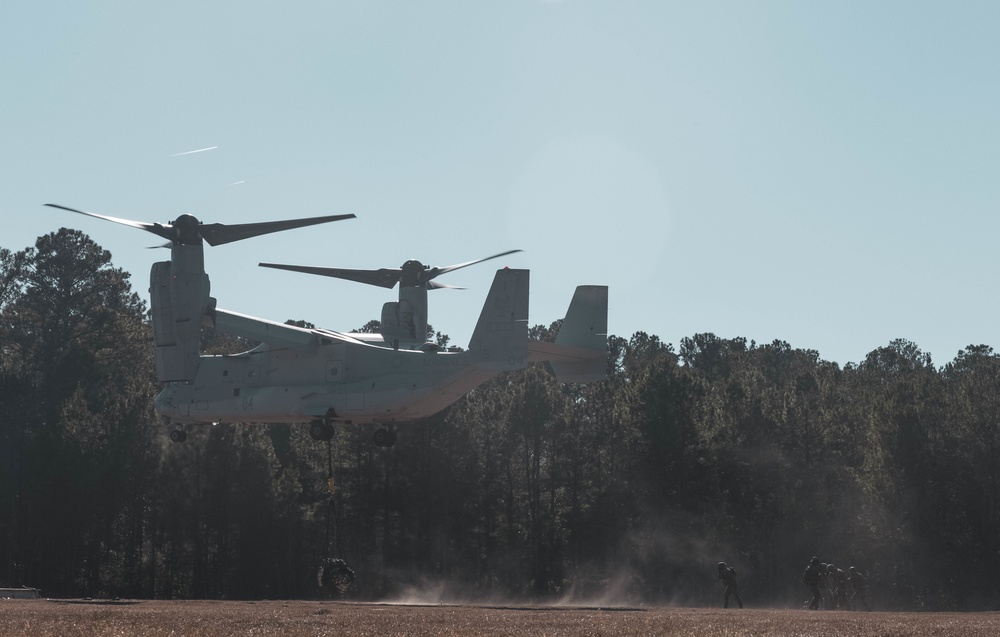 26th MEU’s Golden Eagles and Logistics Combat Element execute Helicopter Support Training