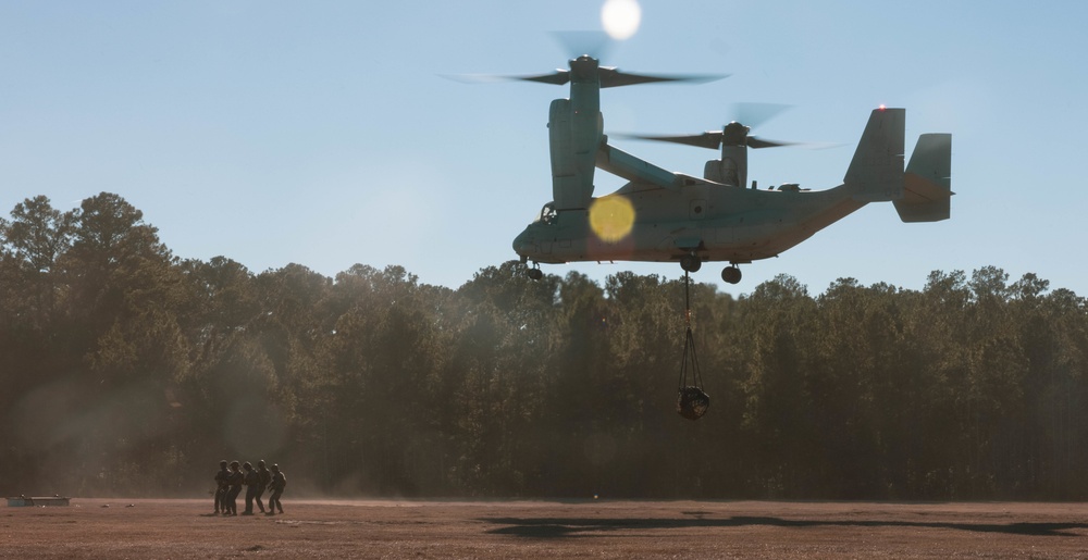 26th MEU’s Golden Eagles and Logistics Combat Element execute Helicopter Support Training