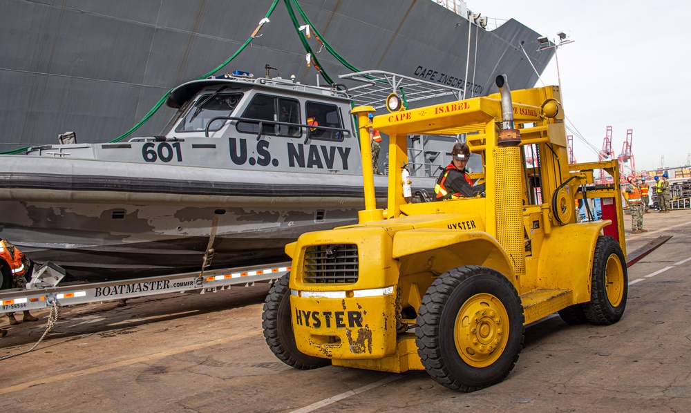 MSRON 11 and NCHB 14 Conduct Lift On-Lift Off (LO-LO) Training