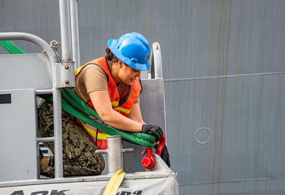 MSRON 11 and NCHB 14 Conduct Lift On-Lift Off (LO-LO) Training