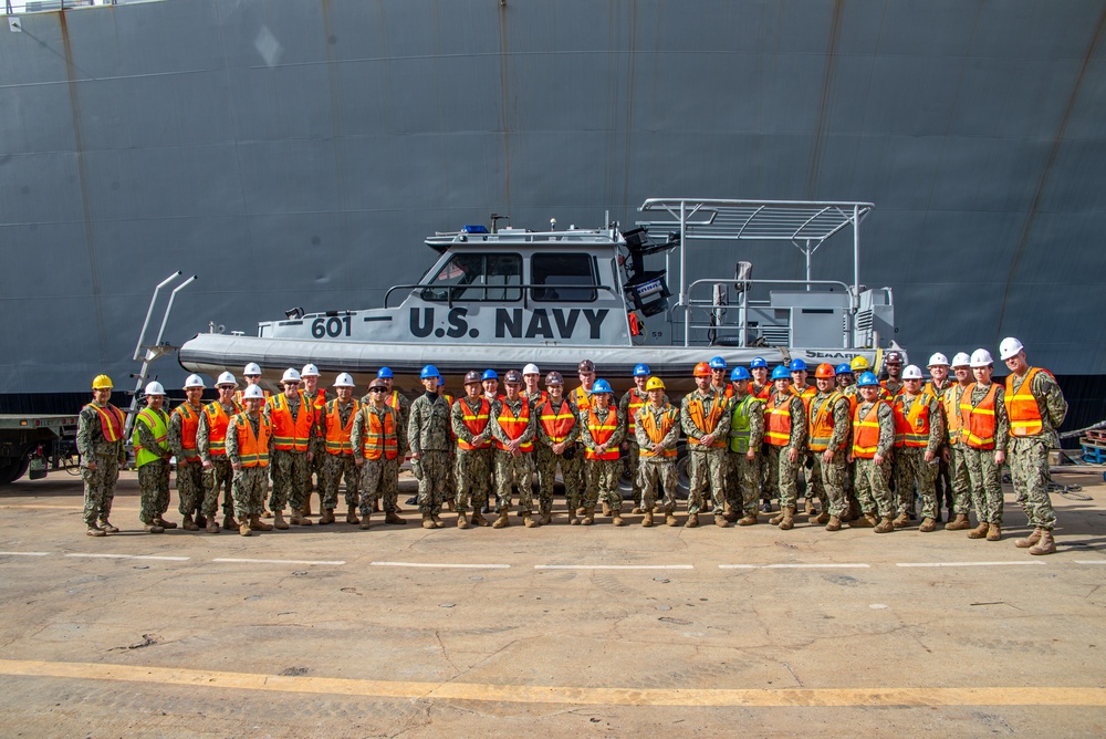 MSRON 11 and NCHB 14 Conduct Lift On-Lift Off (LO-LO) Training