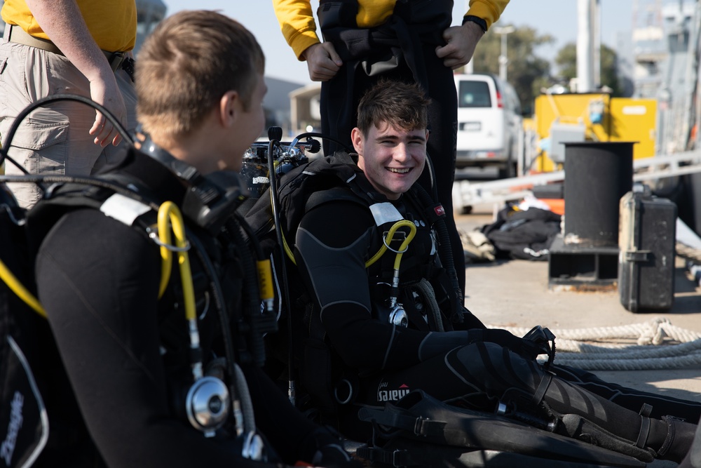 511th Engineer Dive Detachment conduct vessel inspection