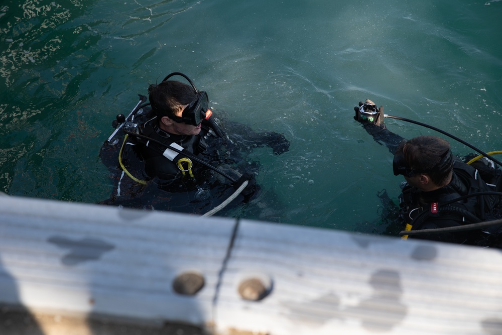 511th Engineer Dive Detachment conduct vessel inspection