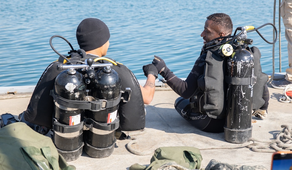 511th Engineer Dive Detachment conduct vessel inspection