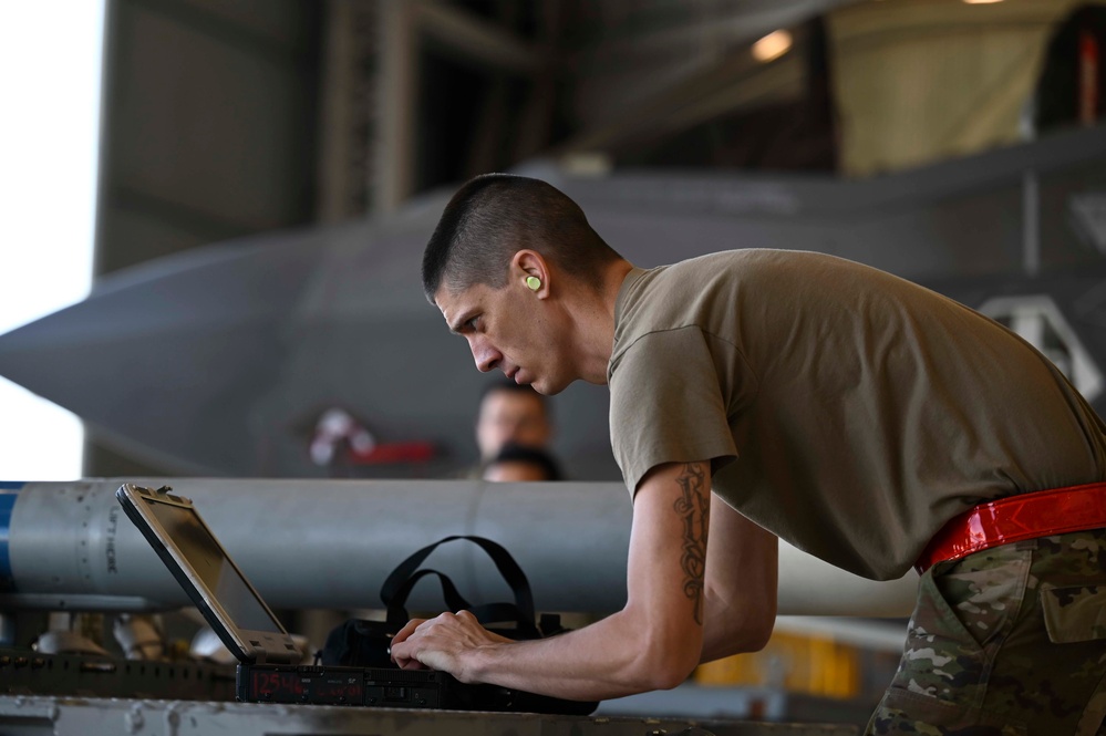 33rd AMXS 4th quarter weapons load competition