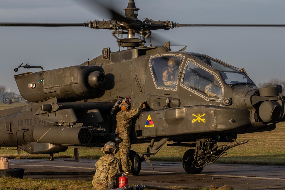 AH-64 Apache refuelling exercise