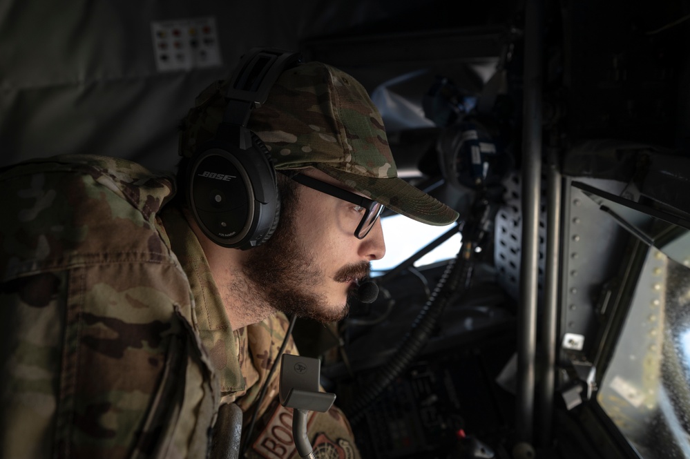 KC-135 Stratotanker refuels B-52 Stratofortess