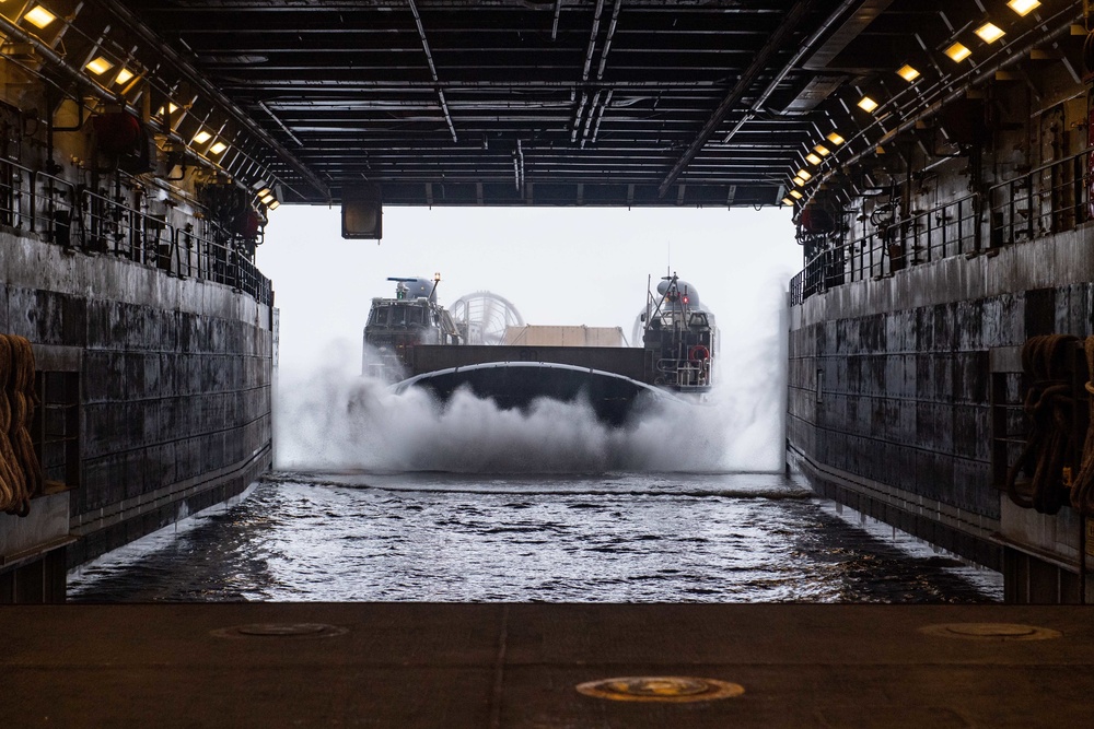 USS Green Bay (LPD 20) Conducts LCAC Operations with NBU 7