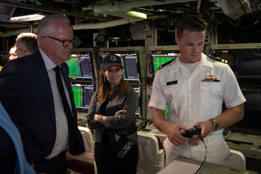 USS Mississippi Hosts Distinguished Visitors