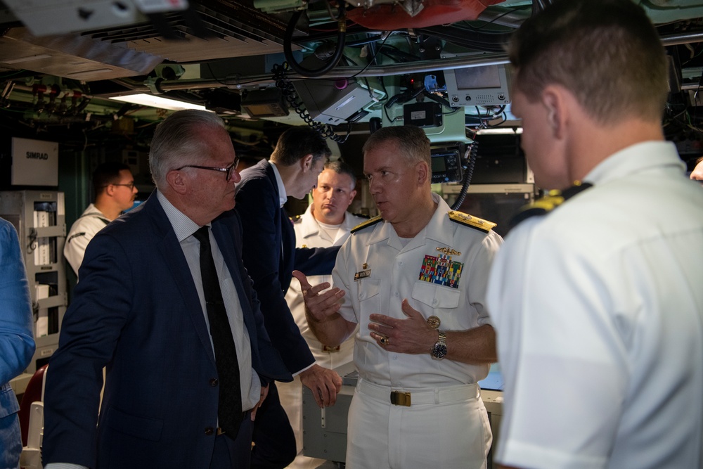 USS Mississippi Hosts Distinguished Visitors