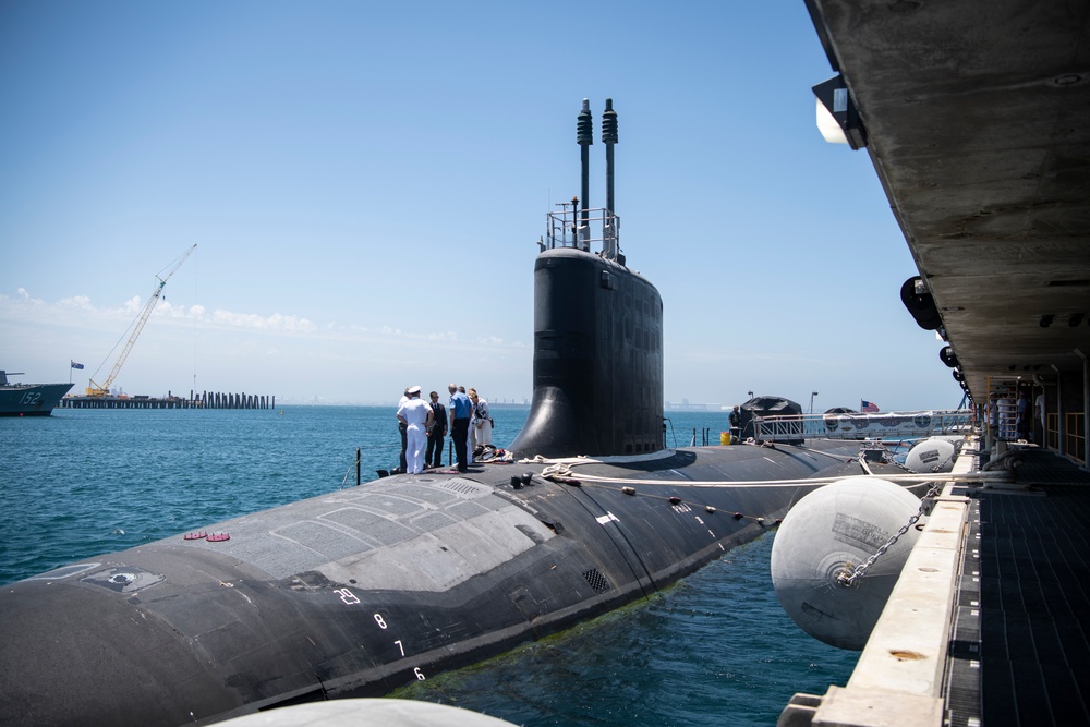 USS Mississippi Hosts Distinguished Visitors