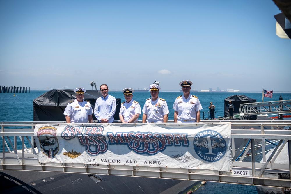 USS Mississippi Hosts Distinguished Visitors