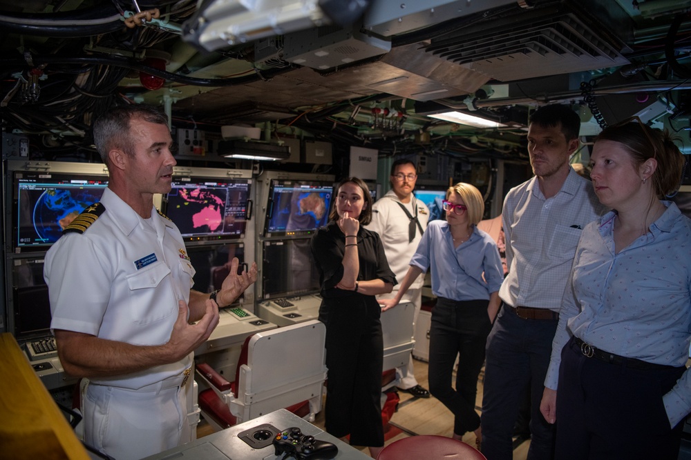 USS Mississippi Hosts Distinguished Visitors