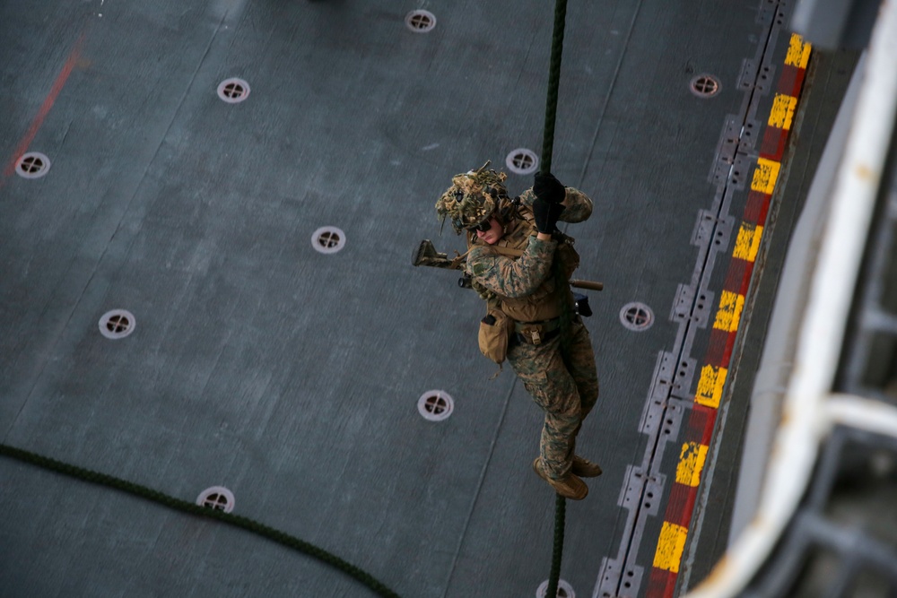 13th MEU Marines conduct fast roping