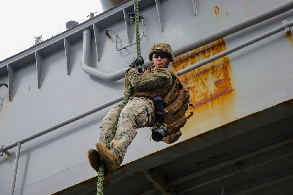 13th MEU Marines conduct fast roping