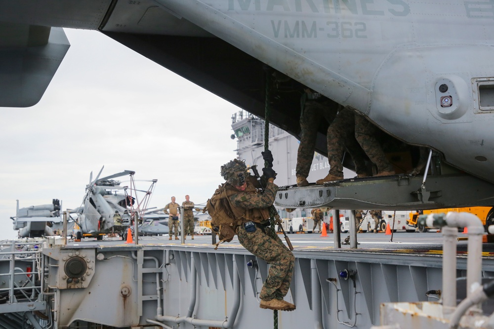 13th MEU Marines conduct fast roping