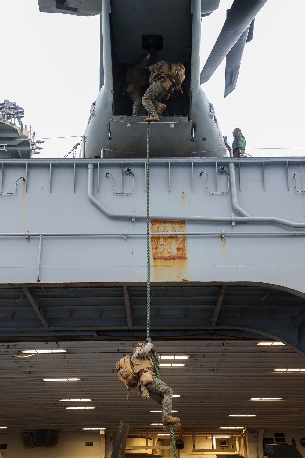 13th MEU Marines conduct fast roping