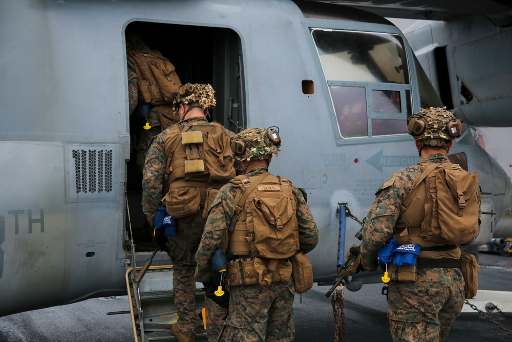 13th MEU Marines conduct fast roping