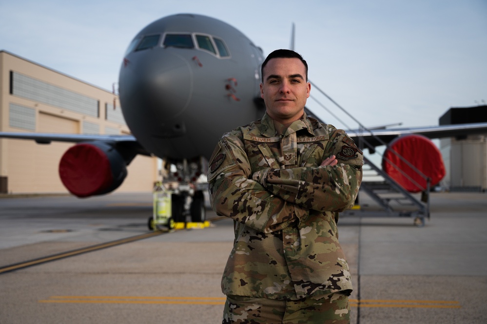 605th AMXS star earns gold bar