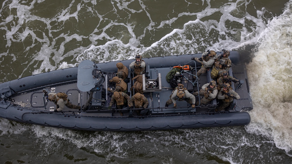 26th MEU conduct BAF operations during VBSS training