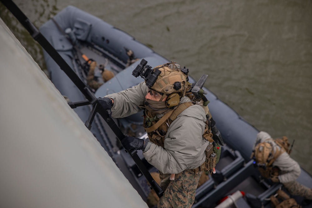 26th MEU conduct BAF operations during VBSS training