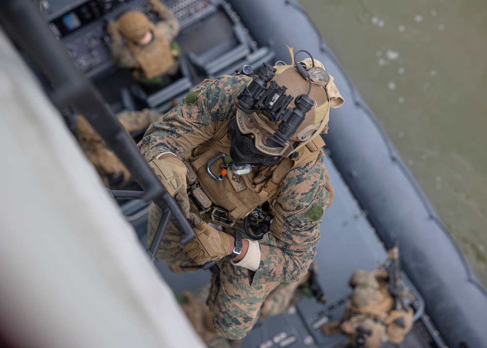 26th MEU conduct BAF operations during VBSS training