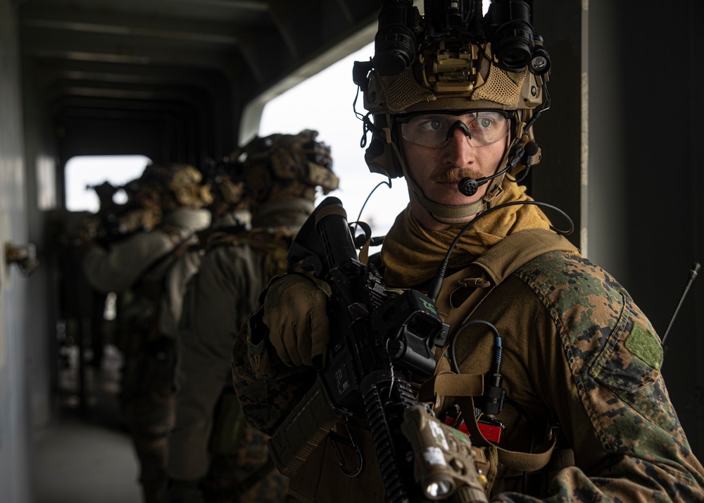 26th MEU conduct BAF operations during VBSS training