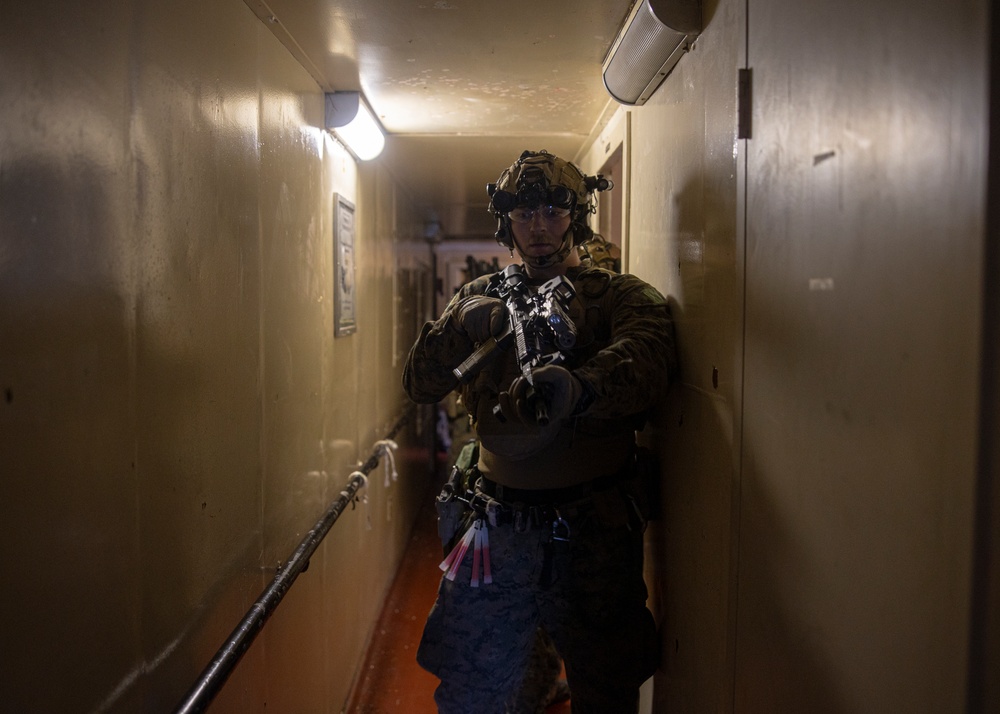 26th MEU conduct BAF operations during VBSS training