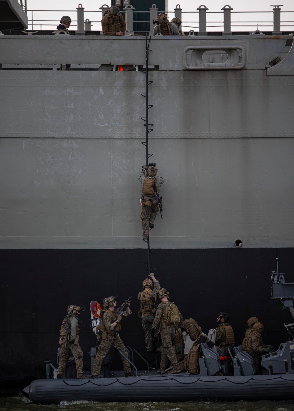 26th MEU conduct BAF operations during VBSS training