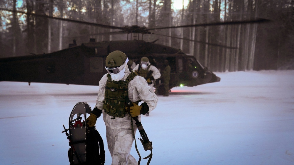 Alaska Army Guard aviators train with Special Tactics Airmen