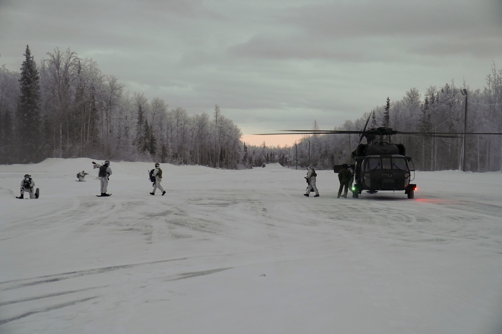 Alaska Army Guard aviators train with Special Tactics Airmen