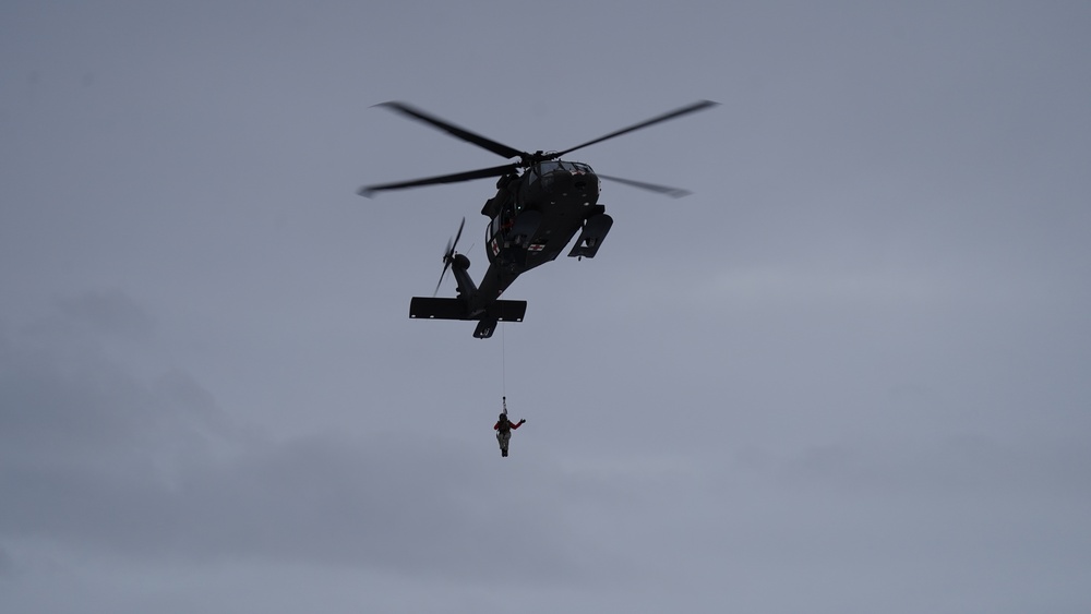 Alaska Army Guard aviators train with Special Tactics Airmen