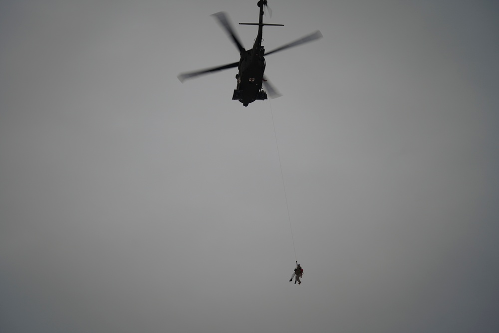 Alaska Army Guard aviators train with Special Tactics Airmen