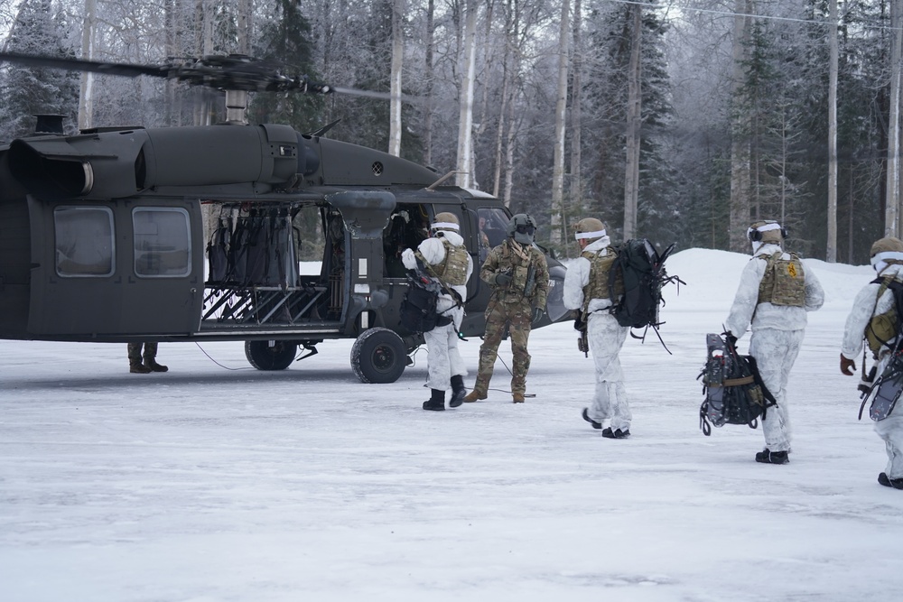 Alaska Army Guard aviators train with Special Tactics Airmen